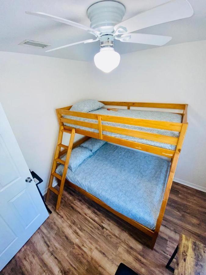 Two Fully Equipped Apartments And A Studio 5 Miles From The Beach St. Petersburg Exteriér fotografie